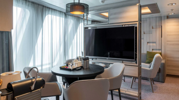 Hurtigruten - MS Roald Amundsen - Expedition Suite MB 3.png